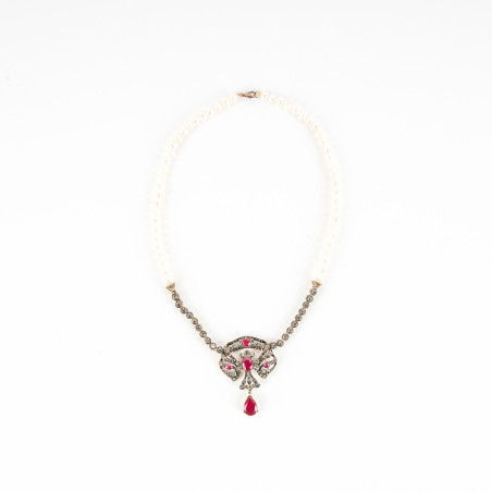 Collier De Perles Blancs Avec Un Pendentif De Perles