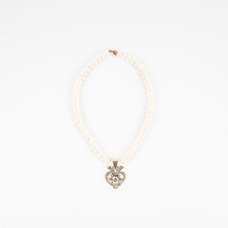 Collier De Perles Blancs Avec Un Pendentif