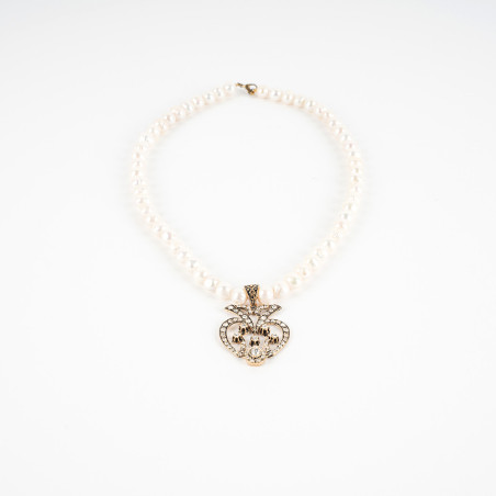 Collier De Perles Blancs Avec Un Pendentif