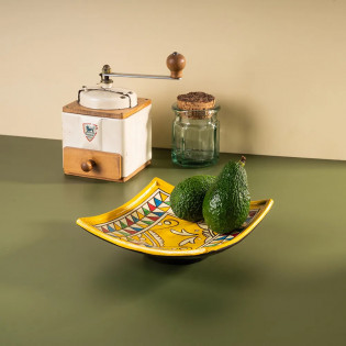 Assiette en céramique jaune et bleu
